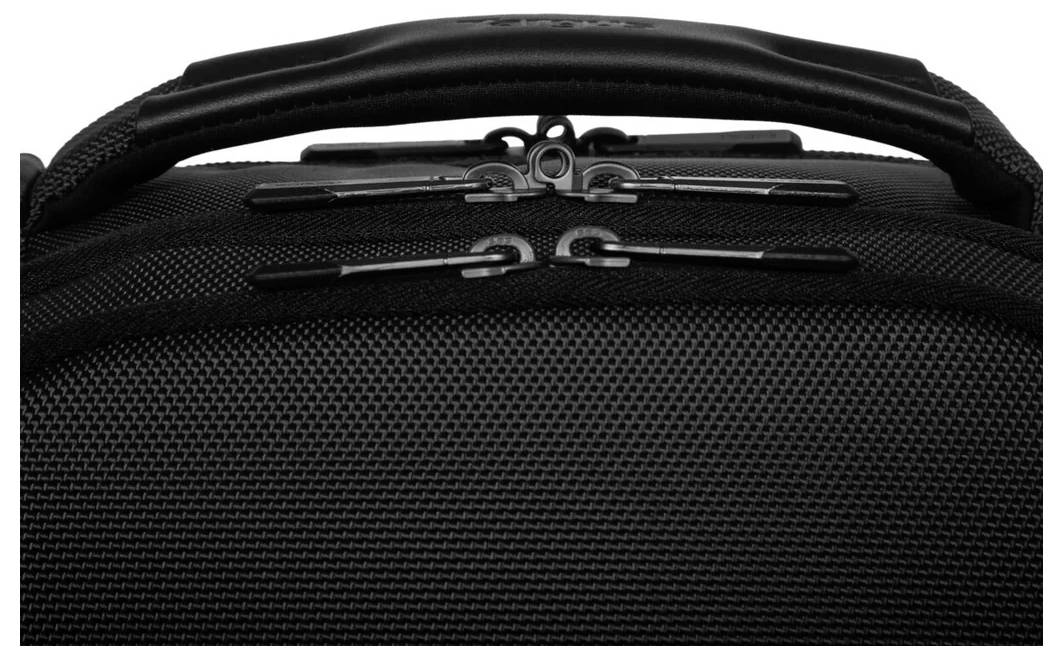 Zbliżenie czarnej, teksturowanej walizki z dwoma srebrnymi zamkami błyskawicznymi i wyściełanym uchwytem na górze.