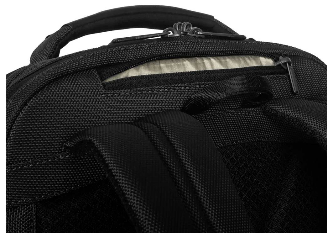 Czarny plecak z grubego materiału z częściowo otwartym zamkiem błyskawicznym, ukazujący beżowe wnętrze.