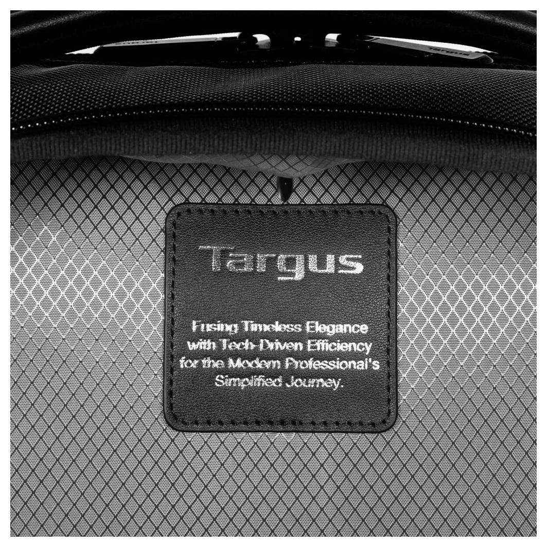 Etykieta w torbie z napisem: 'Targus - Łącząc ponadczasową elegancję z technologiczną efektywnością dla uproszczonej podróży nowoczesnego profesjonalisty.'