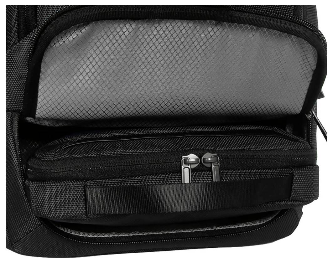 Czarny plecak jest częściowo otwarty, ukazując podszewkę wewnętrzną oraz dodatkową kieszeń zamykaną na dwa zamki błyskawiczne.