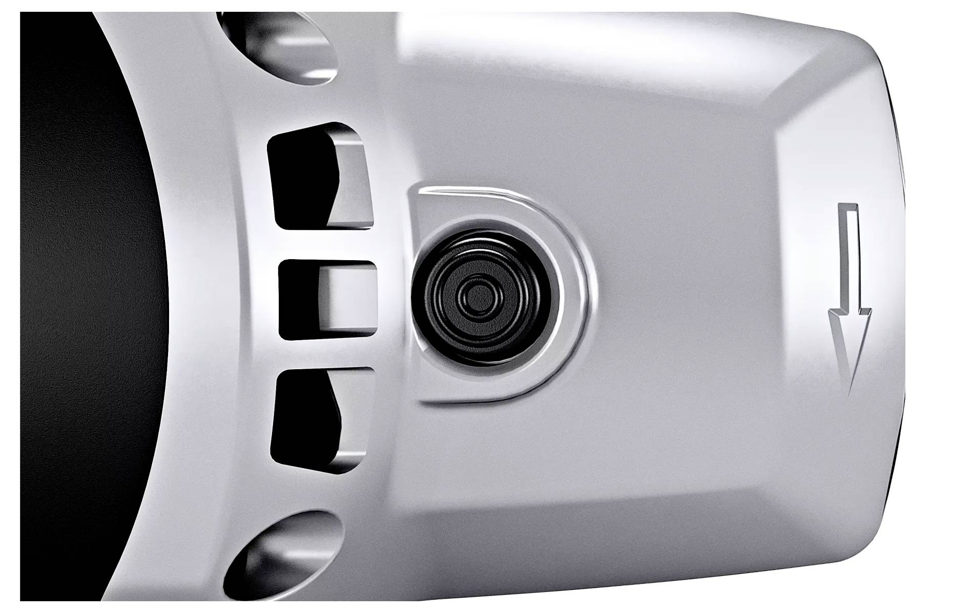 Zbliżenie tylnej części srebrnej latarki z przyciskiem w centrum i strzałką skierowaną w dół.