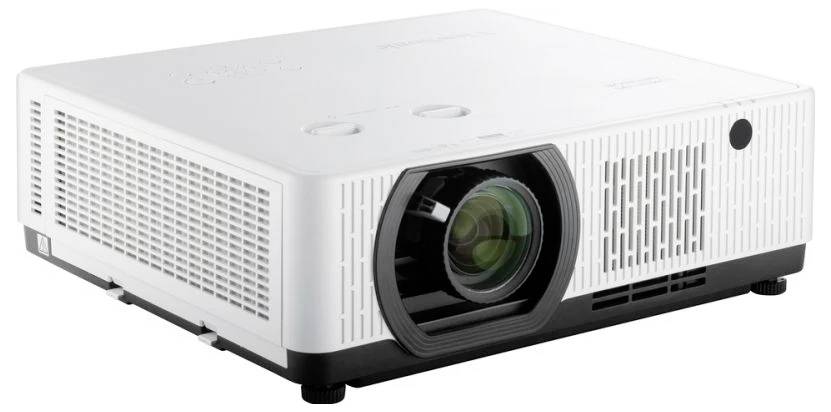 Biały projektor multimedialny z dużym obiektywem z przodu, odpowiedni do prezentacji w salach lekcyjnych lub przestrzeniach biurowych.