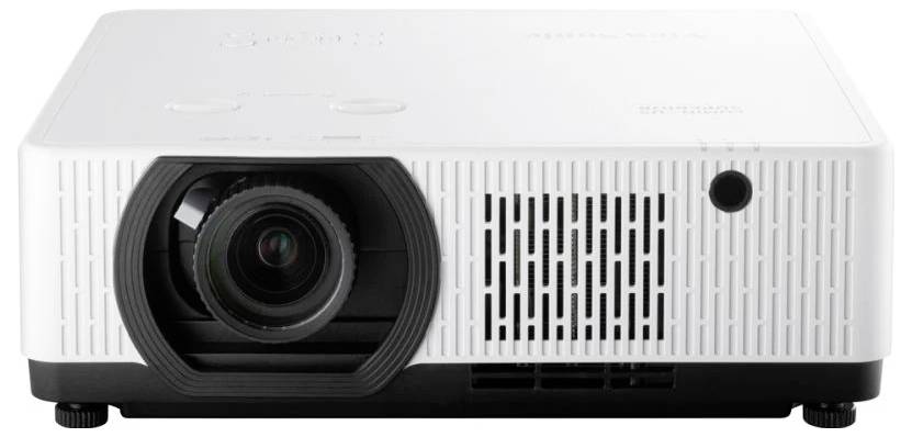 Biały projektor z dużą soczewką i otworami wentylacyjnymi z przodu, idealny do prezentacji lub domowego kina.