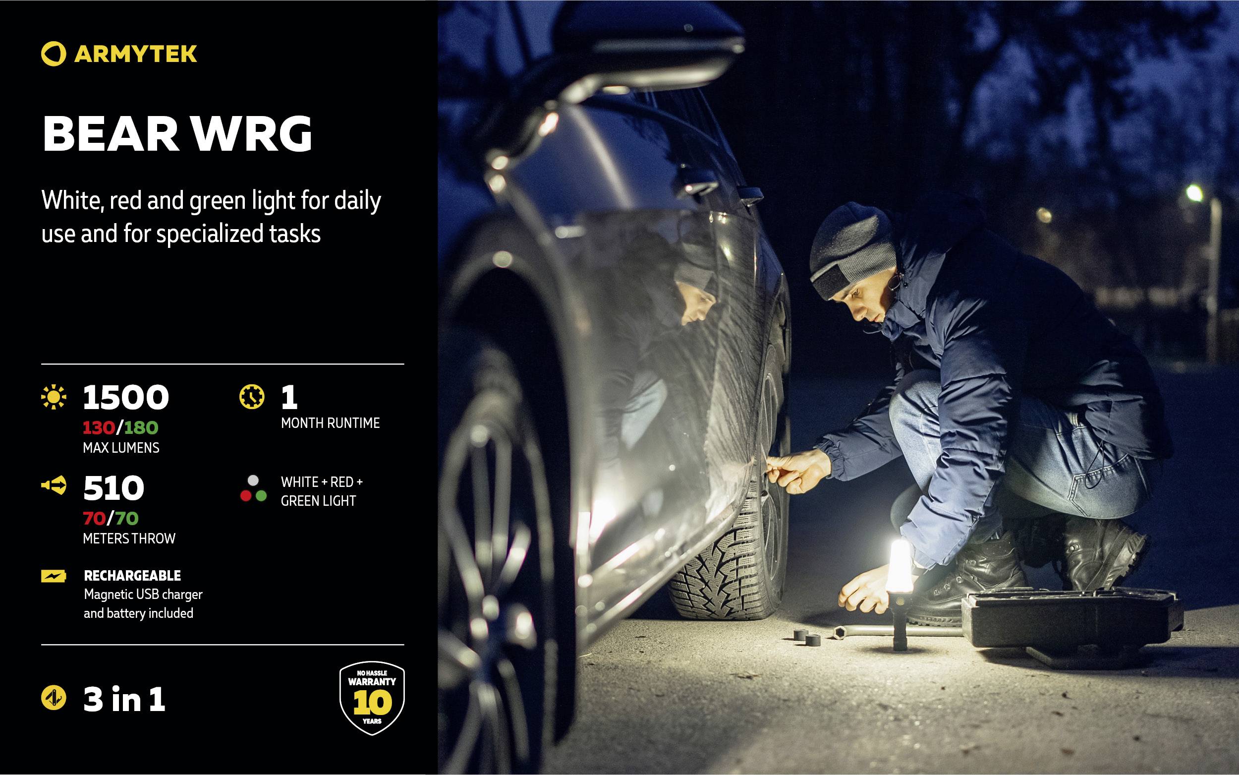 Latarka 'BEAR WRG' firmy Armytek z białym, czerwonym i zielonym światłem. Maksymalna jasność: 1500 lumenów. Czas pracy: 1 miesiąc. Ładowalna, w zestawie magnetyczne ładowanie USB. Na zdjęciu: osoba wymienia oponę w ciemności.