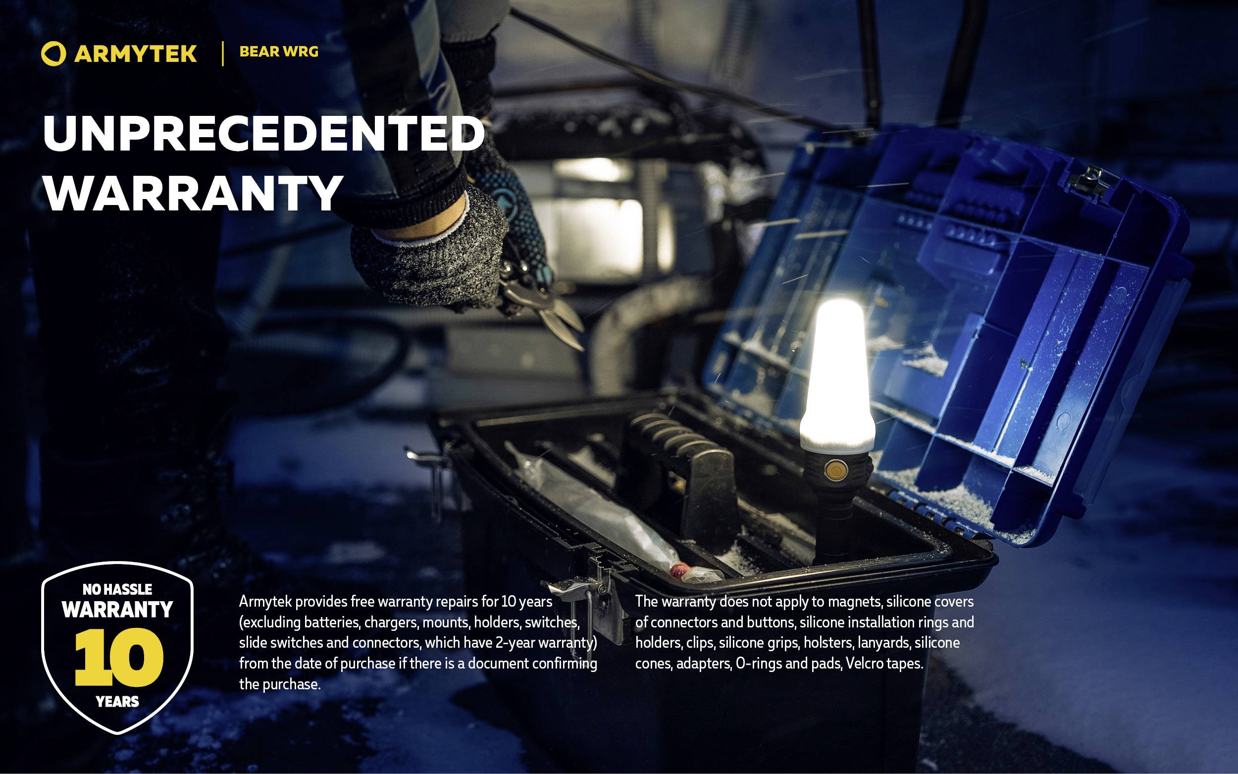 'Bezprecedensowa Gwarancja': Osoba otwiera walizkę z narzędziami z latarką na śniegu. Tekst poniżej dotyczy 10-letniej gwarancji firmy Armytek.