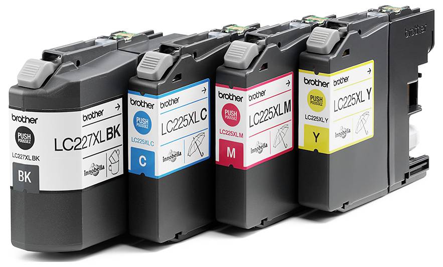 Cztery naboje atramentowe Brother w kolorach czarnym, błękitnym, purpurowym i żółtym stoją obok siebie. Każdy nabój prezentuje swój model i symbol koloru.