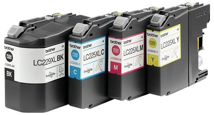 Cztery wkłady drukujące marki Brother w kolorach czarnym, cyjan, magenta i żółtym ułożone obok siebie.