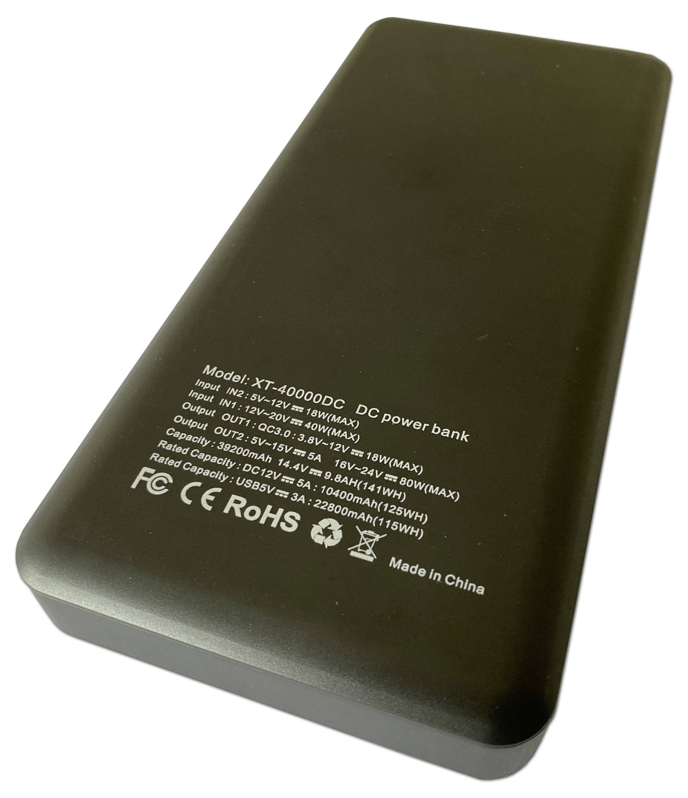 Czarna powerbank o numerze modelu 'XT-40000DC', z różnymi opcjami wyjścia i wskazówkami dotyczącymi pojemności na górnej powierzchni.