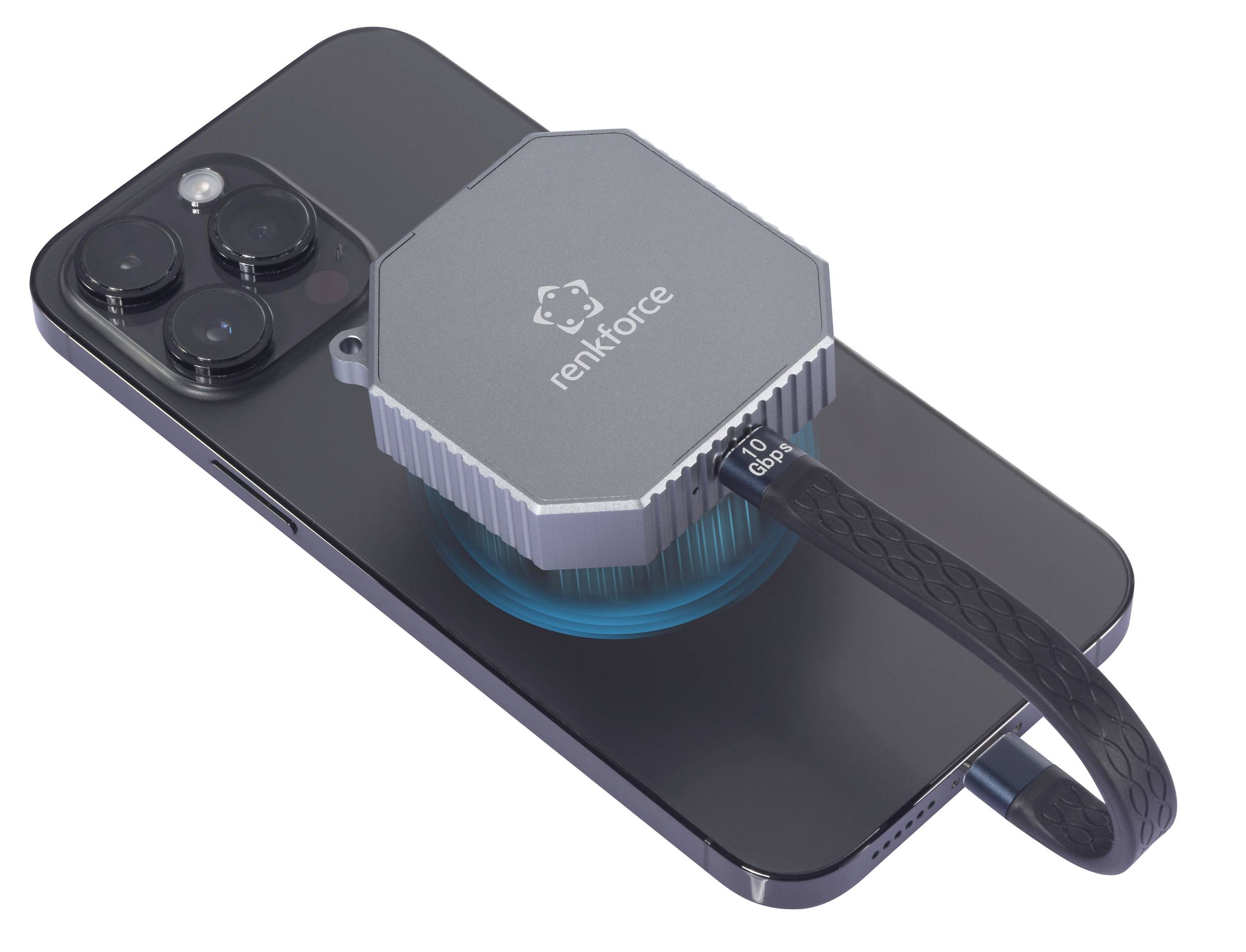 Smartfon podłączony przewodem do kompaktowego, sześciokątnego adaptera. Na adapterze widoczna jest nazwa marki.