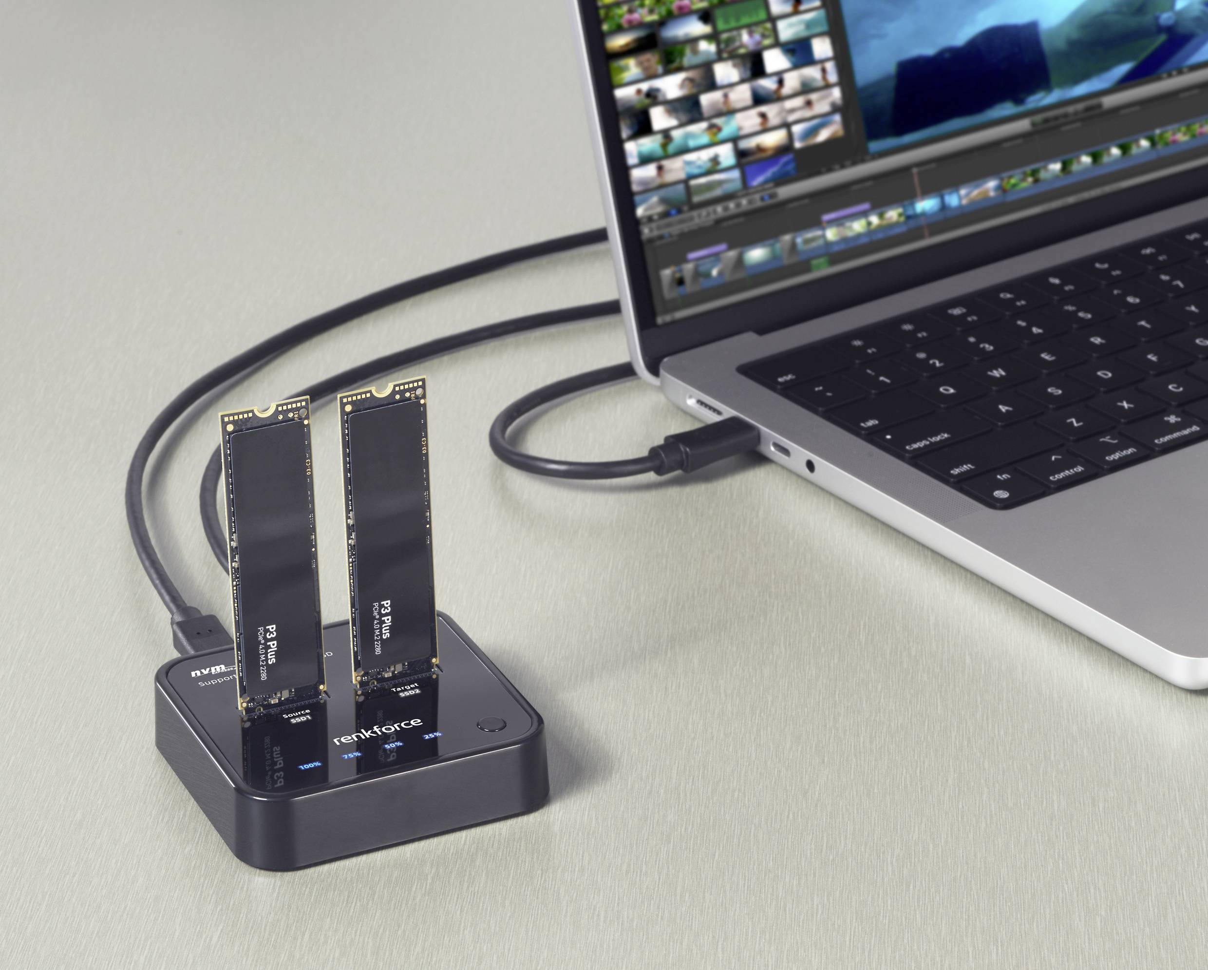 Stacja dokująca SSD z dwoma dyskami M.2, podłączona do laptopa. Na ekranie laptopa widoczne jest otwarte oprogramowanie do edycji zdjęć.