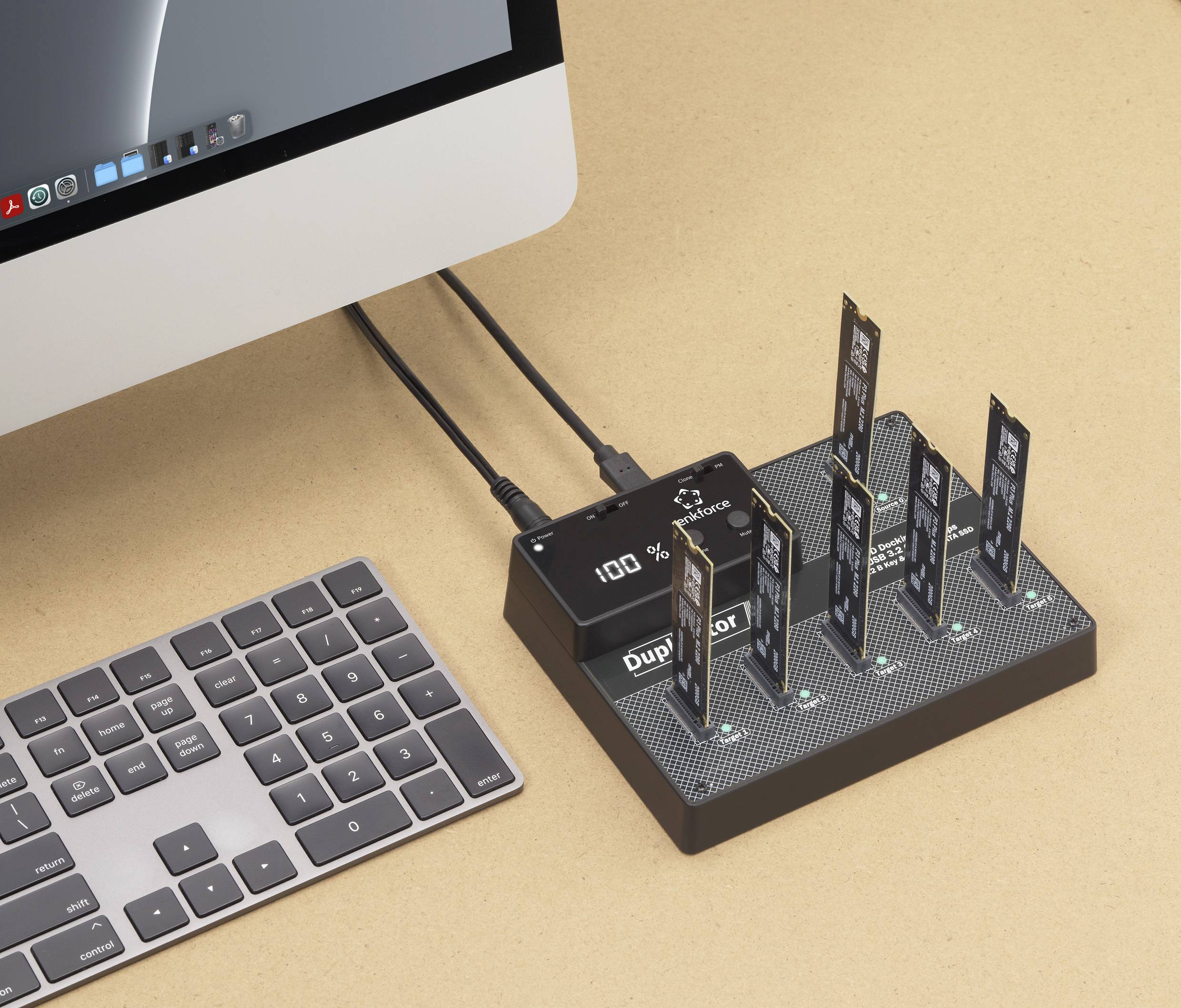 Kilka kart pamięci jest włożonych do czytnika kart podłączonego do komputera. Wyświetlacz pokazuje '100%'.