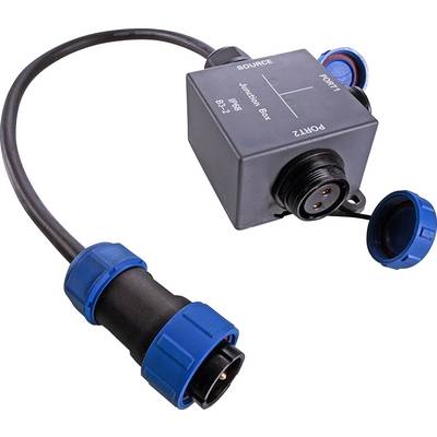 Czarne urządzenie z dwoma niebieskimi złączami i kablami. Na obudowie napisy 'SOURCE', 'PORT 1' i 'PORT 2'. Służy do połączeń elektrycznych.