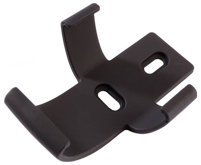 Czarny metalowy uchwyt z dwoma hakami po bokach i dwoma otworami pośrodku do mocowania.