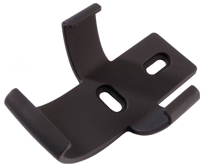 Czarna, zakrzywiona metalowa wspornik z dwoma otworami, który może służyć do mocowania.