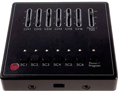 Czarna jednostka sterująca światłem z sześcioma suwakami, każdy dla 'CH1' do 'CH6', oraz siedmioma przyciskami dla 'SC1' do 'SC6' i 'Power/Program'.