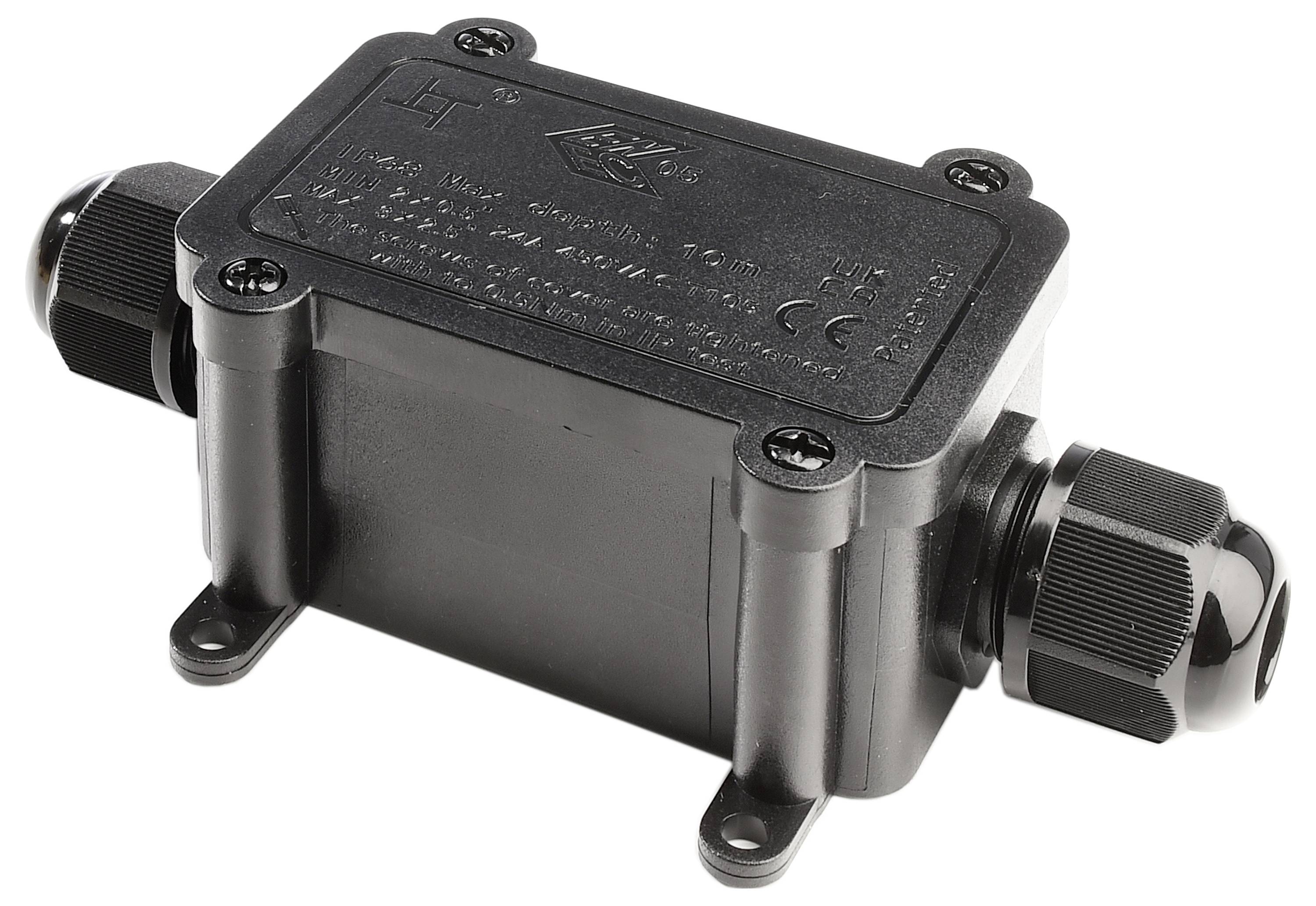 Czarna wodoodporna puszka przyłączeniowa z żółtą krawędzią, ze zdjętą pokrywą, przepustami kablowymi i listwami zaciskowymi, przeznaczona do podłączeń elektrycznych.