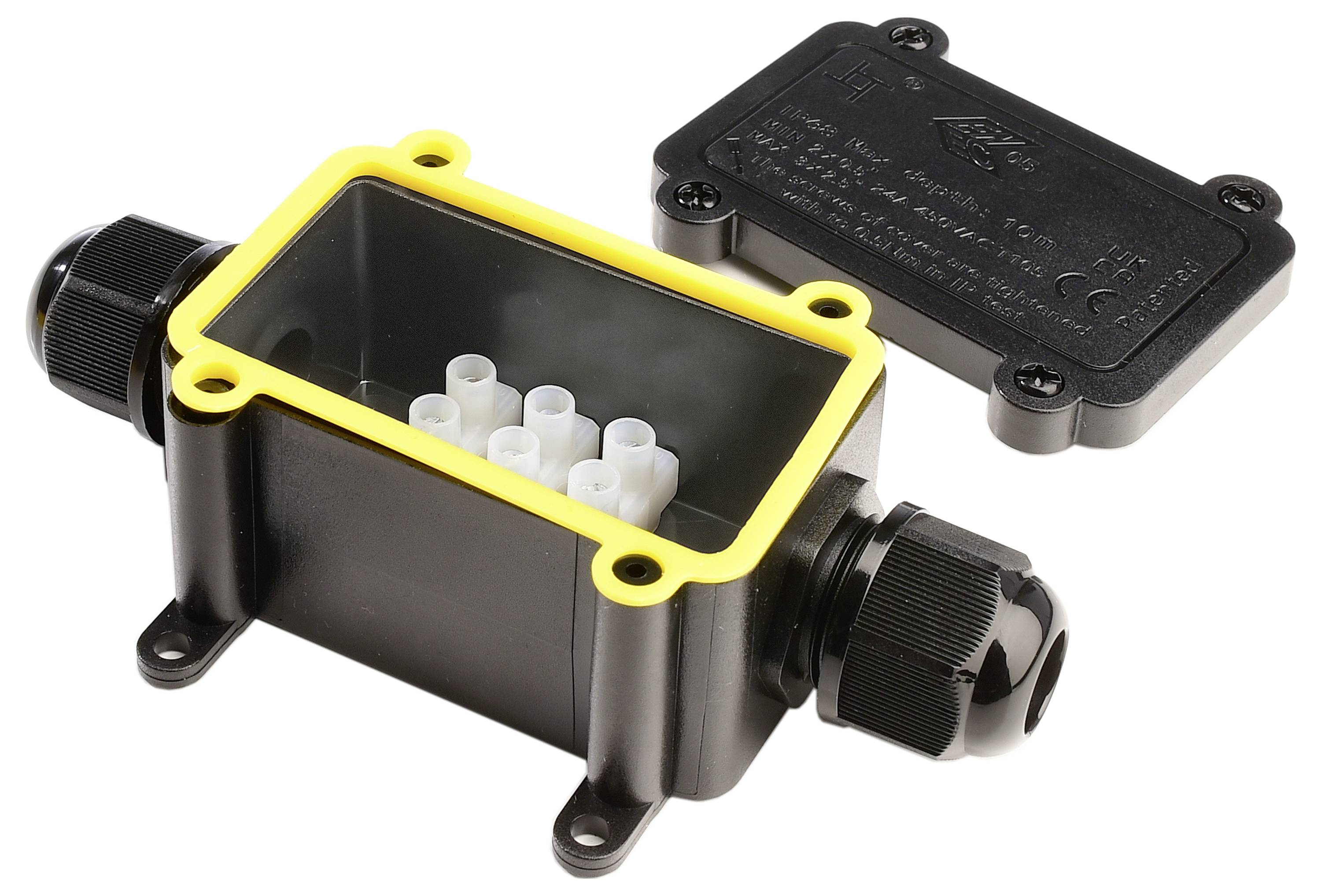 Elektryczna puszka przyłączeniowa z otwartą pokrywą, ukazująca podłączenia przewodów oraz czarną, wytrzymałą obudowę z żółtą krawędzią.