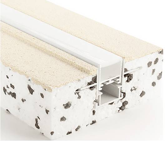 Przekrój materiału budowlanego ukazuje warstwę pianki z ciemnymi cząstkami oraz białym profilem z tworzywa sztucznego pośrodku.