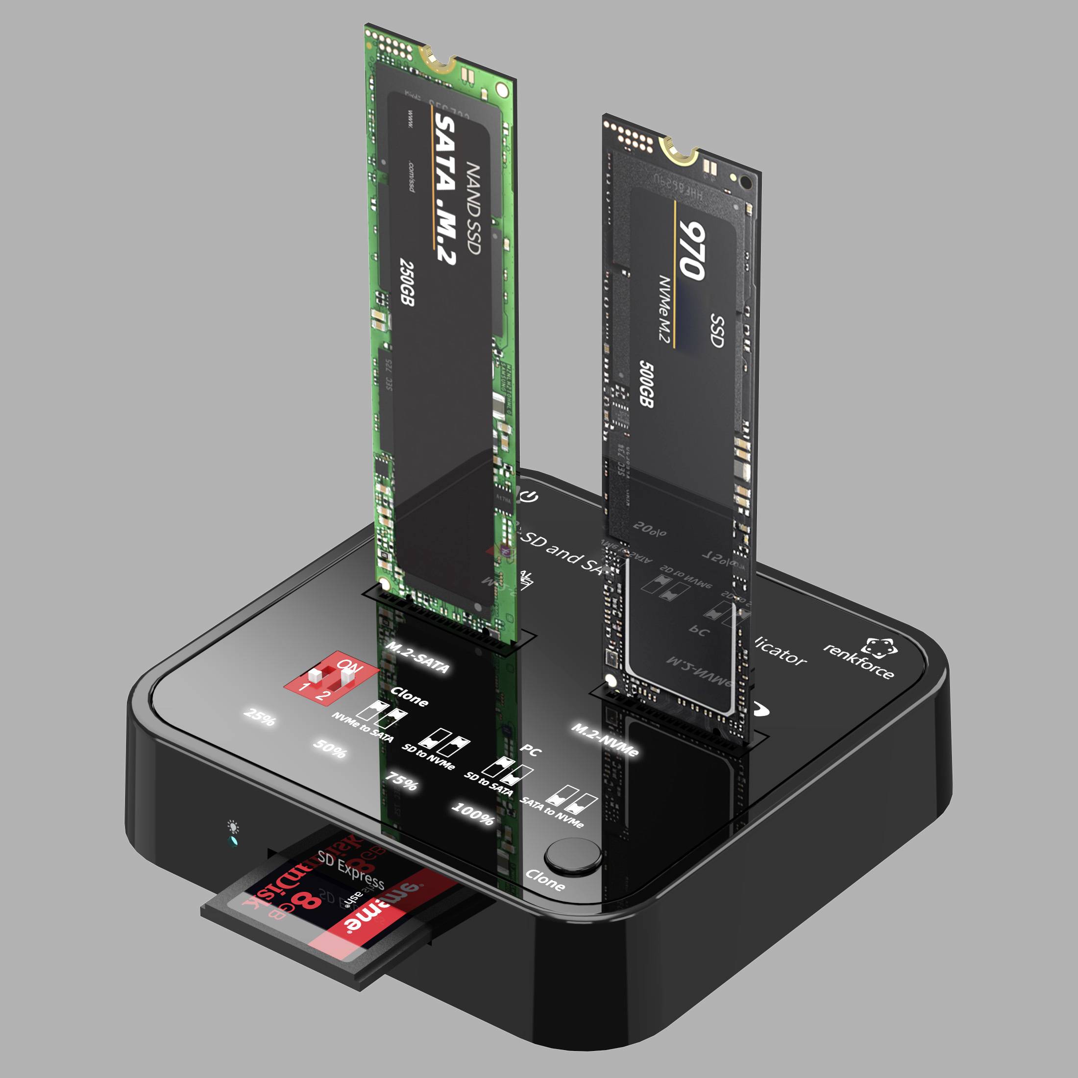 Czytnik kart SSD i SD z dwoma pionowymi slotami na dyski SSD i włożoną kartą SD na szarym tle.