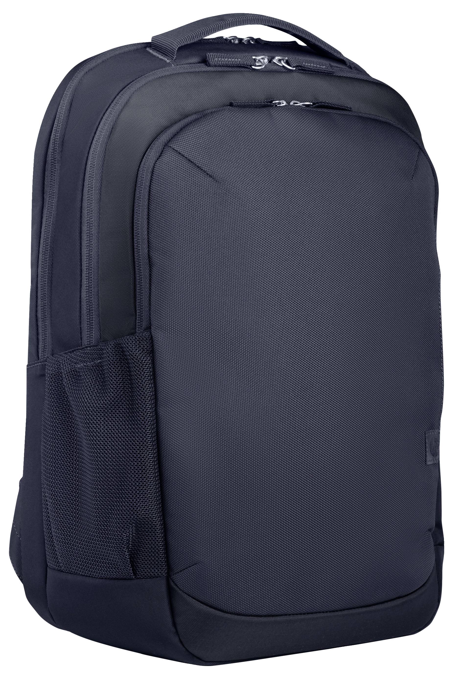 Czarny plecak z zamkiem błyskawicznym. Posiada dwie główne komory oraz boczną kieszeń z siatki. Odpowiedni do podróży lub do szkoły.