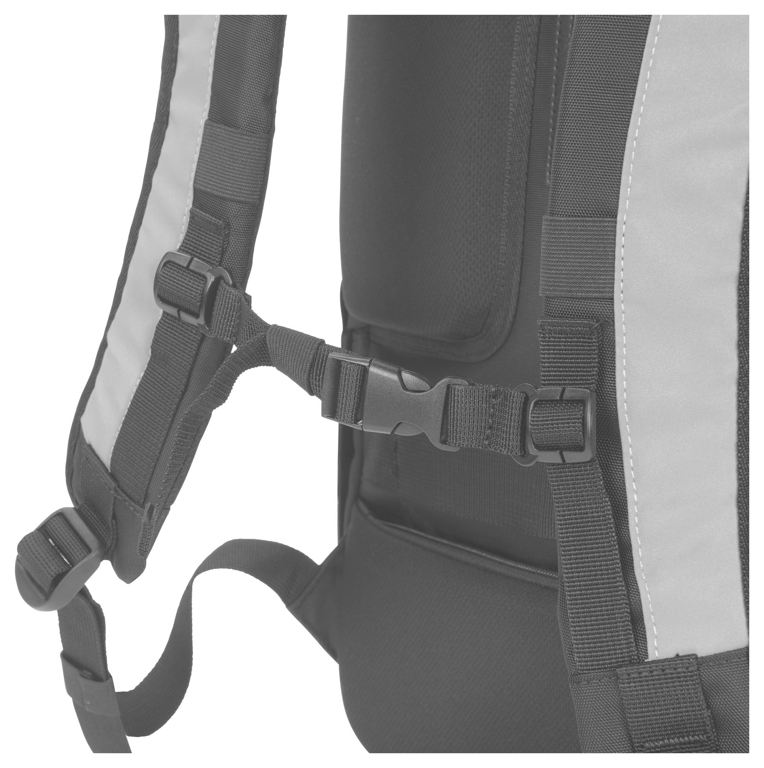 Plecak z regulowanym pasem piersiowym i zapięciem na klamry. Ergonomiczny projekt zapewniający wygodne noszenie.