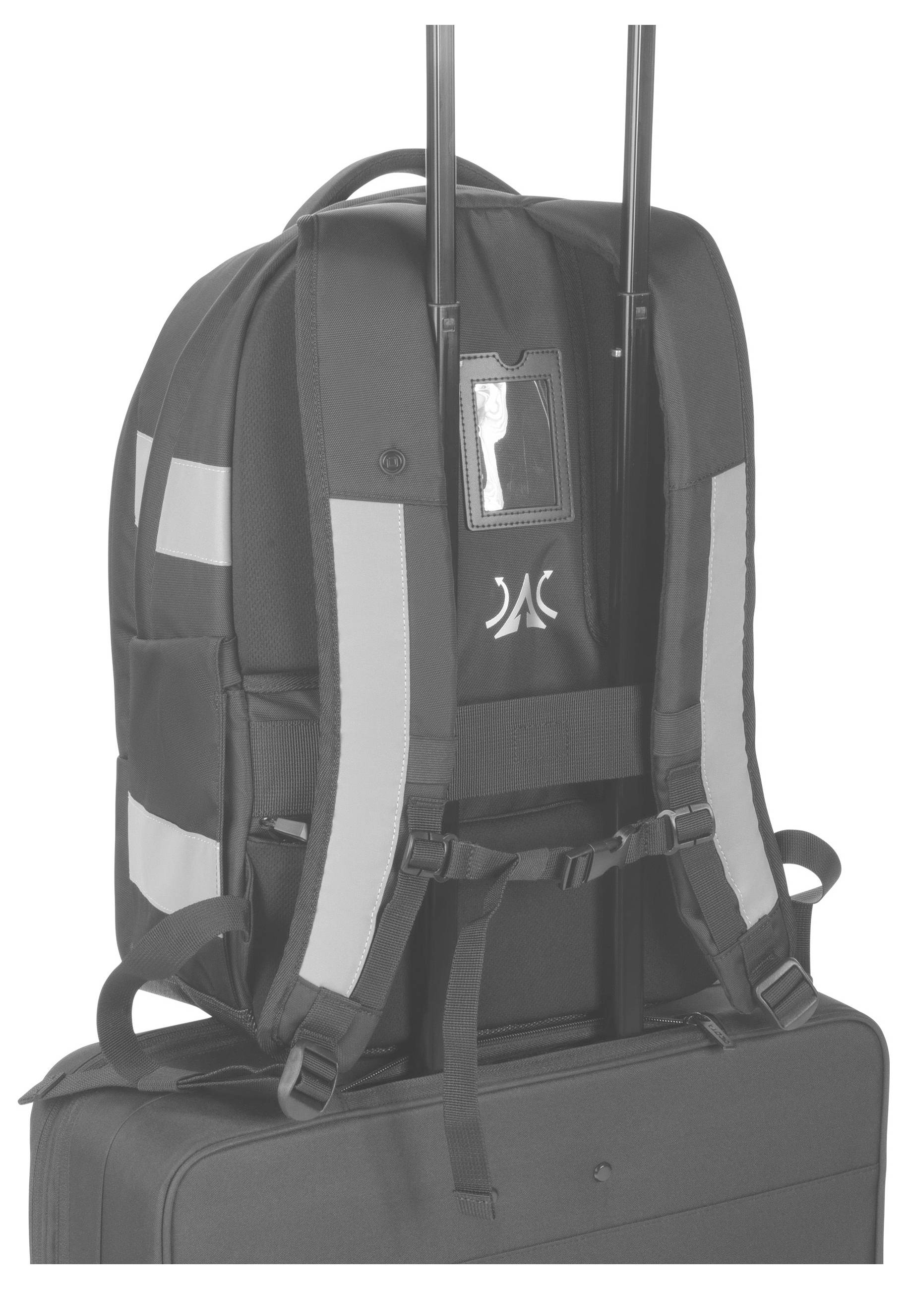 Czarny plecak z odblaskowymi paskami jest przypięty do walizki. Paski plecaka są przewieszone przez uchwyt wózka.