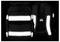 Plecak z odblaskowymi pasami poprawiającymi widoczność w ciemności, widok z przodu i tyłu na czarnym tle.