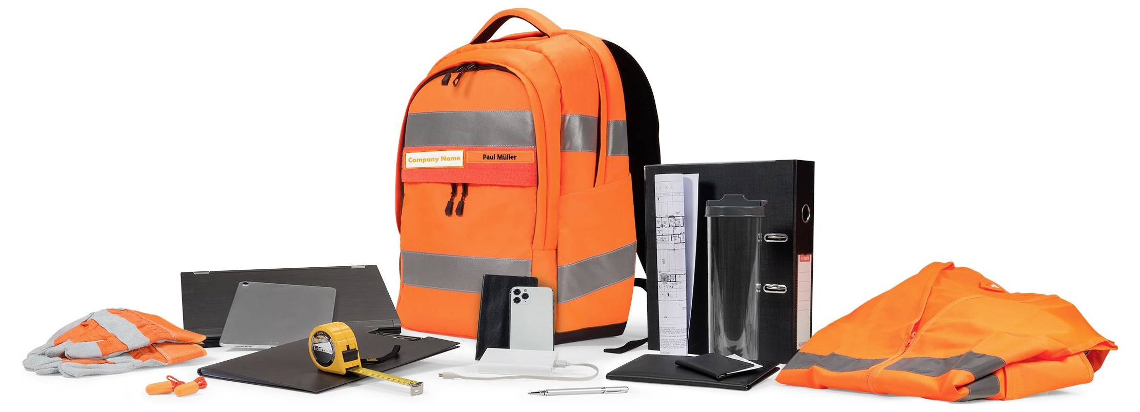 Pomarańczowy plecak z paskami odblaskowymi, otoczony sprzętem bezpieczeństwa, takim jak kamizelka, kask, miara zwijana i notatniki.