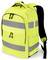 Żółty plecak z odblaskowymi pasami zwiększającymi widoczność, odpowiedni do użycia w ruchu drogowym.