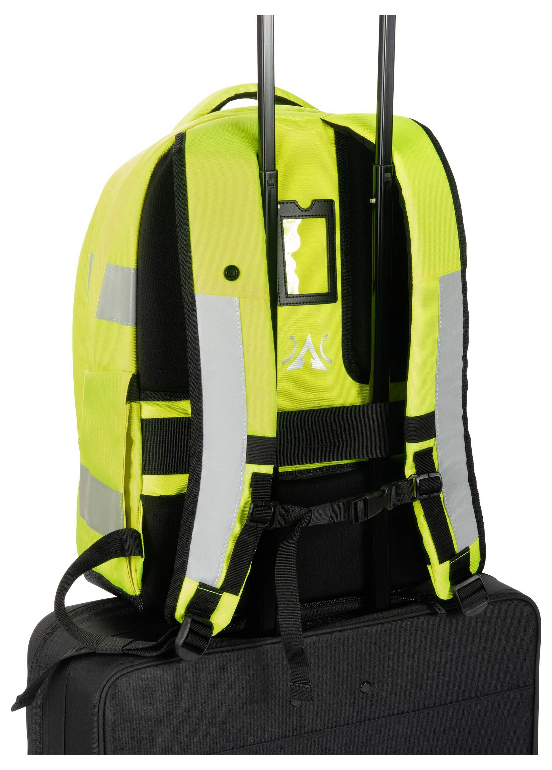 Żółty plecak z odblaskowymi paskami na czarnej walizce na kółkach.