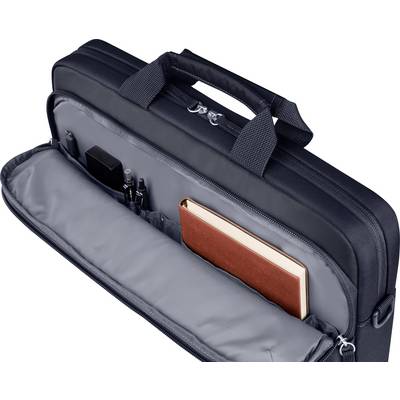 Otwarta czarna torba na laptopa ukazuje czerwony notes, dwa długopisy oraz ładowarkę w wewnętrznej kieszeni.