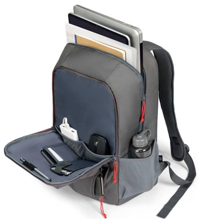 Szary plecak, który jest otwarty, ukazuje laptopa, tablet, dokumenty oraz kieszonki na długopisy, telefon komórkowy, przewody ładujące i butelkę.