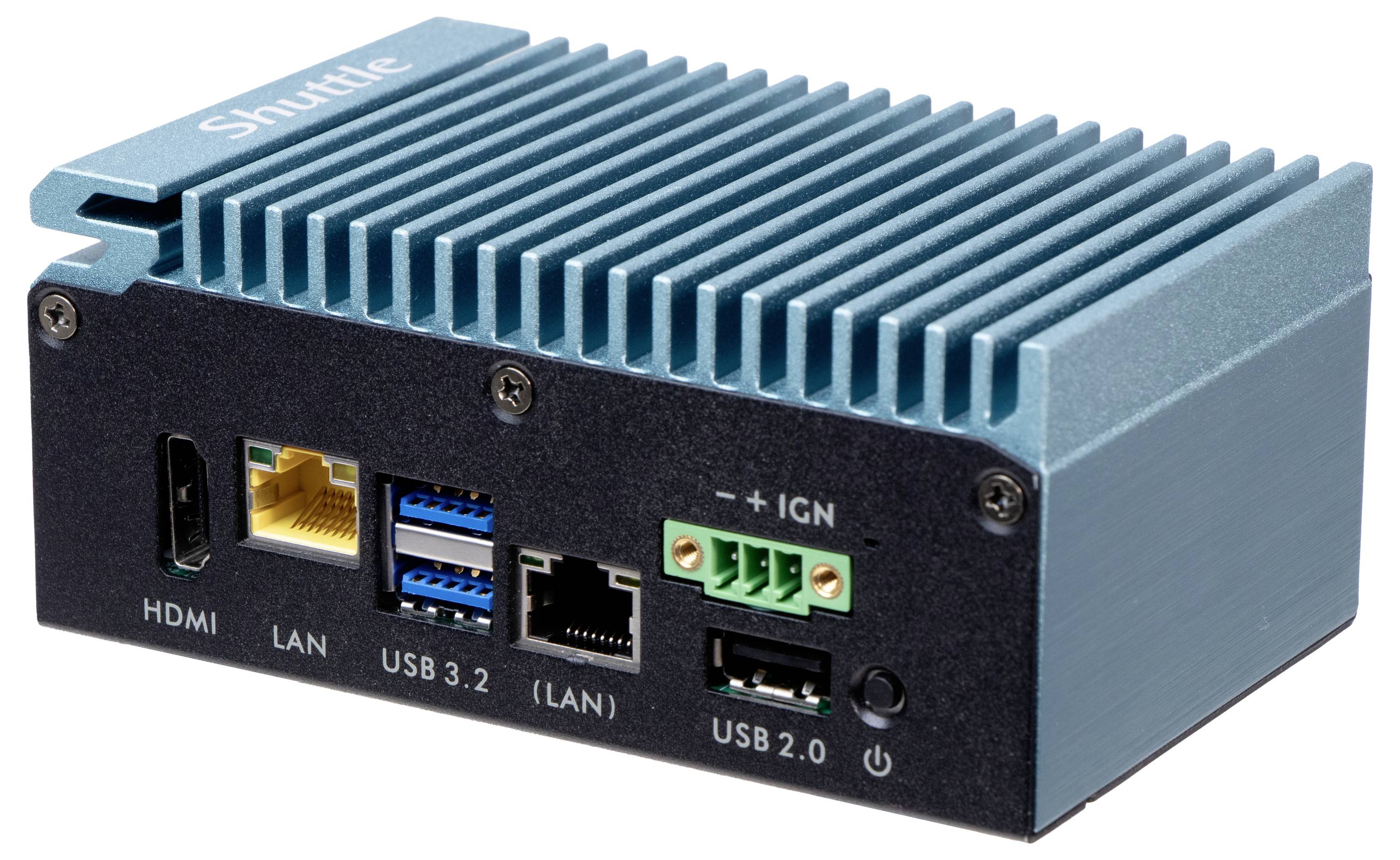 Kompaktowy, niebieski mini-komputer z żeberkami chłodzącymi. Posiada złącza HDMI, LAN, USB 3.2, USB 2.0 oraz wtyk zasilania.