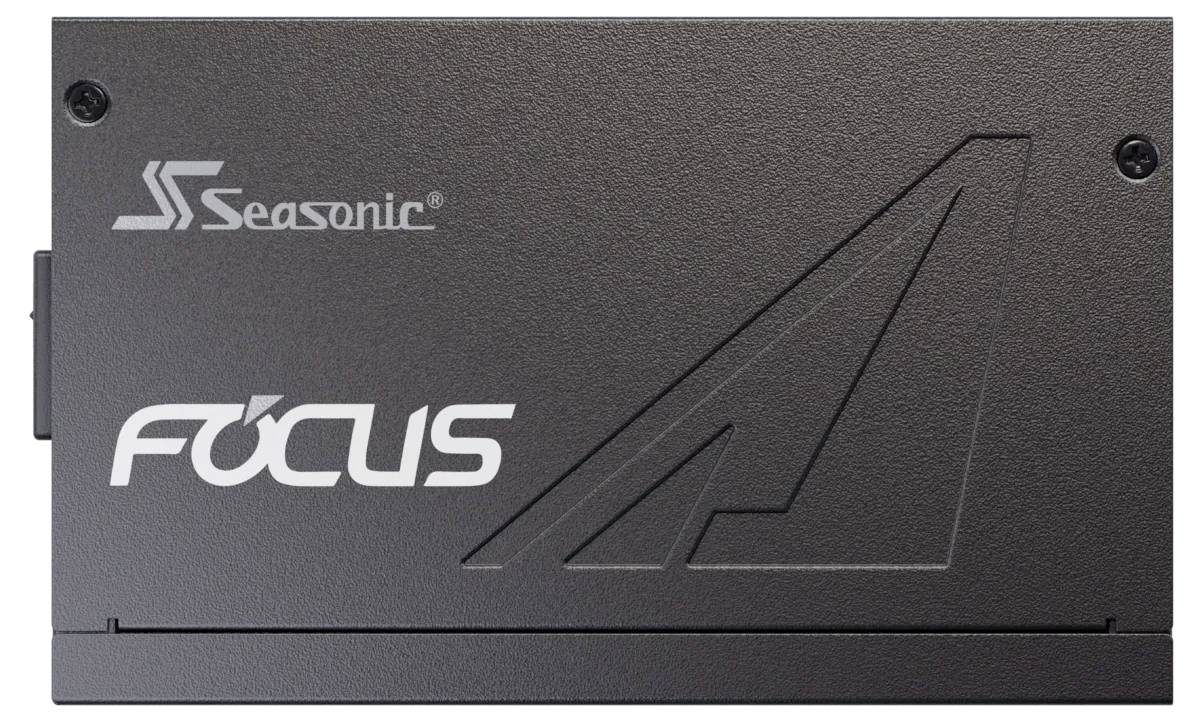 Zasilacz sieciowy Seasonic Focus w kolorze czarnym, prezentujący logo produktu i design z ostrymi liniami. Idealny do komponentów komputerowych.