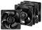 Trzy czarne wentylatory obudowy komputera ułożone w rzędzie. Mają trójskrzydłowy design wirnika i kwadratowy kształt.