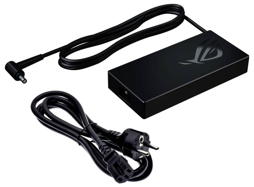 Zasilacz i kabel zasilający do laptopa. Prostokątny adapter z logo ROG. Wtyczka europejska przy kablu.