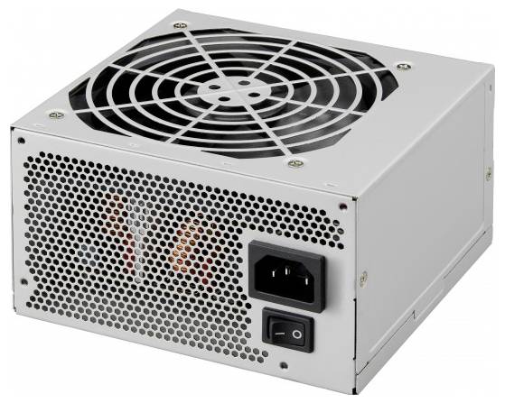 Srebrny zasilacz komputerowy z kratką wentylacyjną i dwoma złączami z tyłu; służy do zasilania komputerów.