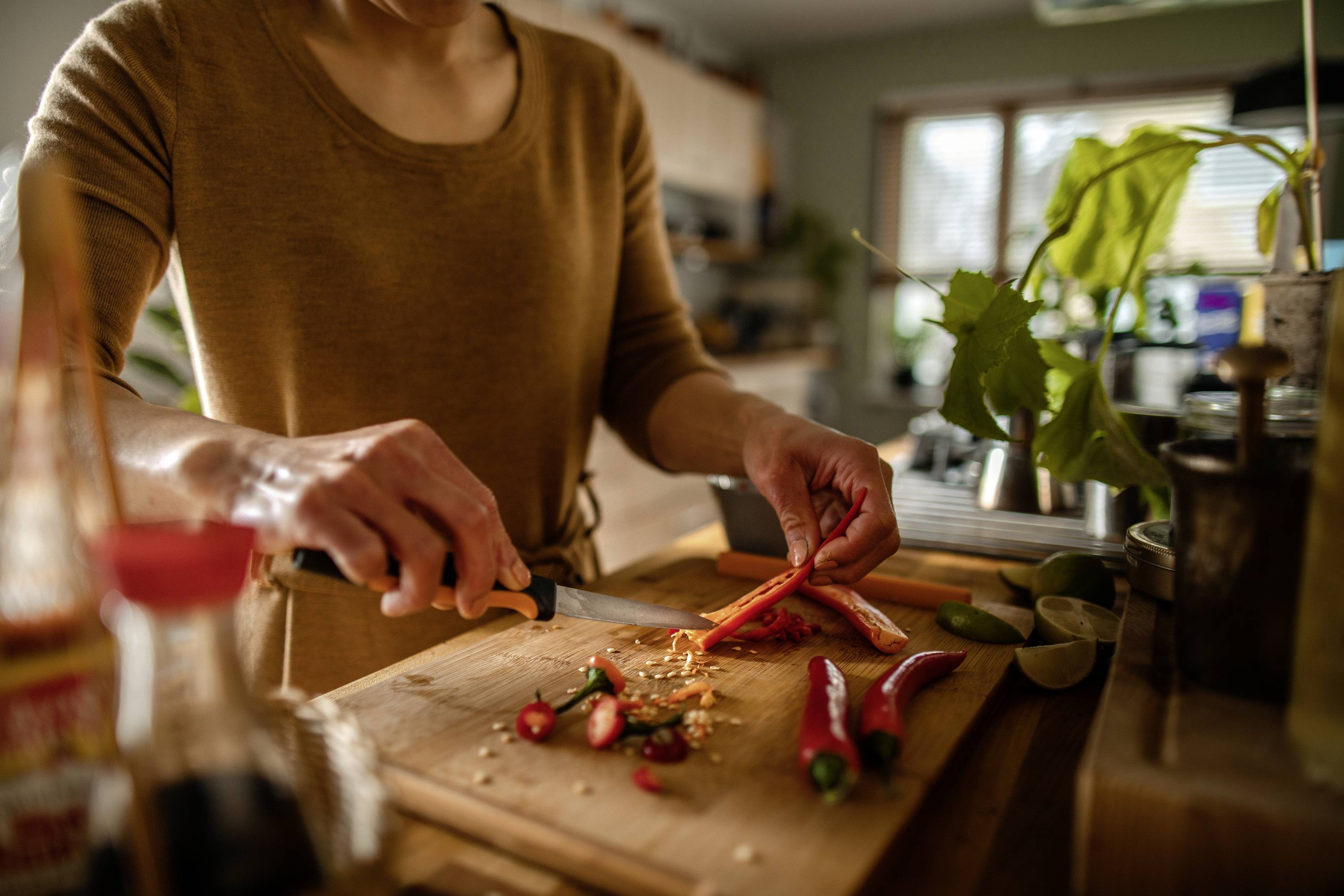 Ніж для овочів Fiskars 1057542 чорний, довжина 234 мм