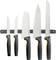 Pięć różnych noży, starannie zawieszonych na magnetycznym uchwycie. Zestaw obejmuje nóż do chleba, nóż kuchenny i nóż do warzyw.