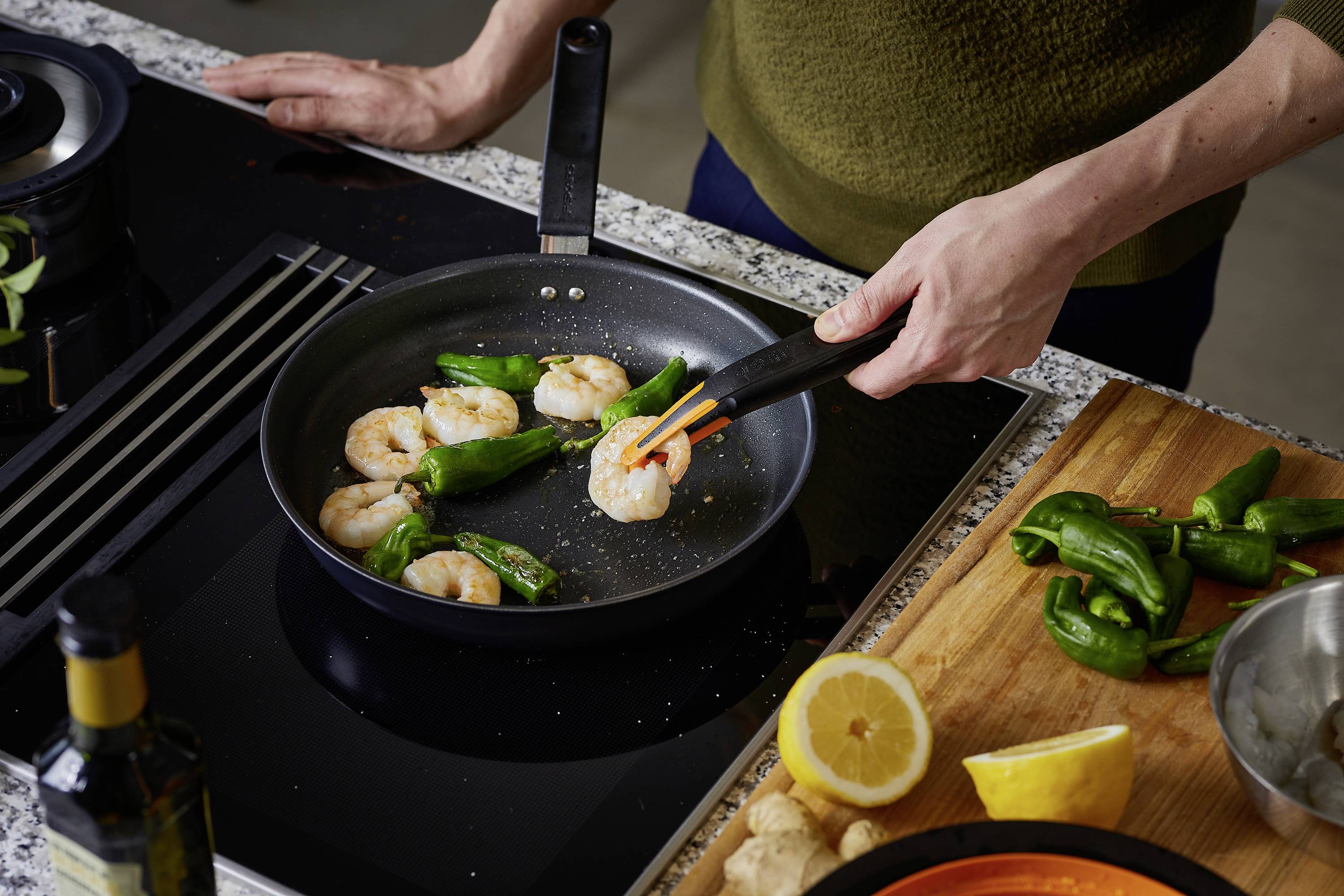 Кухонні щипці Fiskars 1027303 функціональної форми