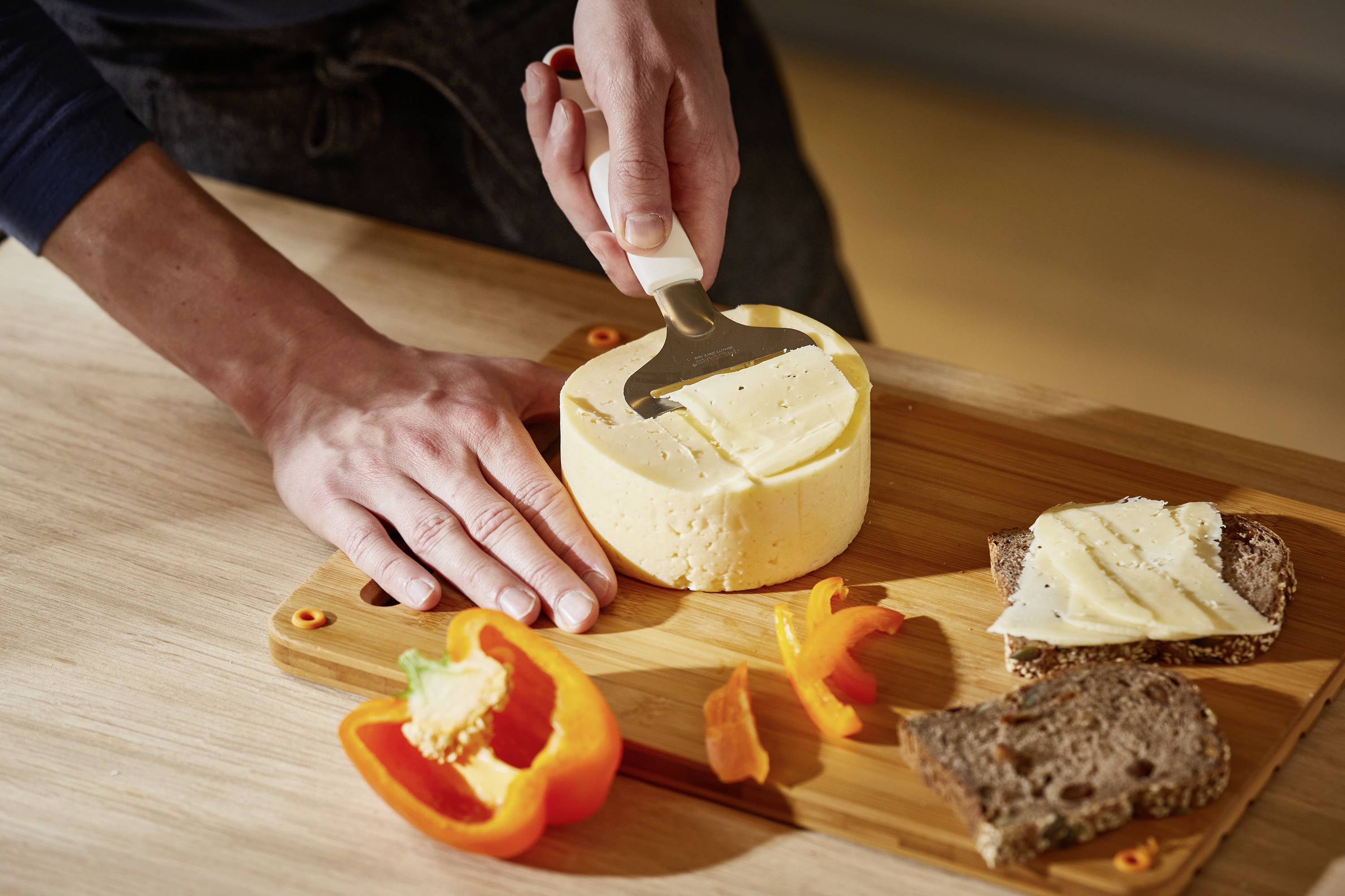 Fiskars 1016128 Функціональна різачка для м'якого сиру