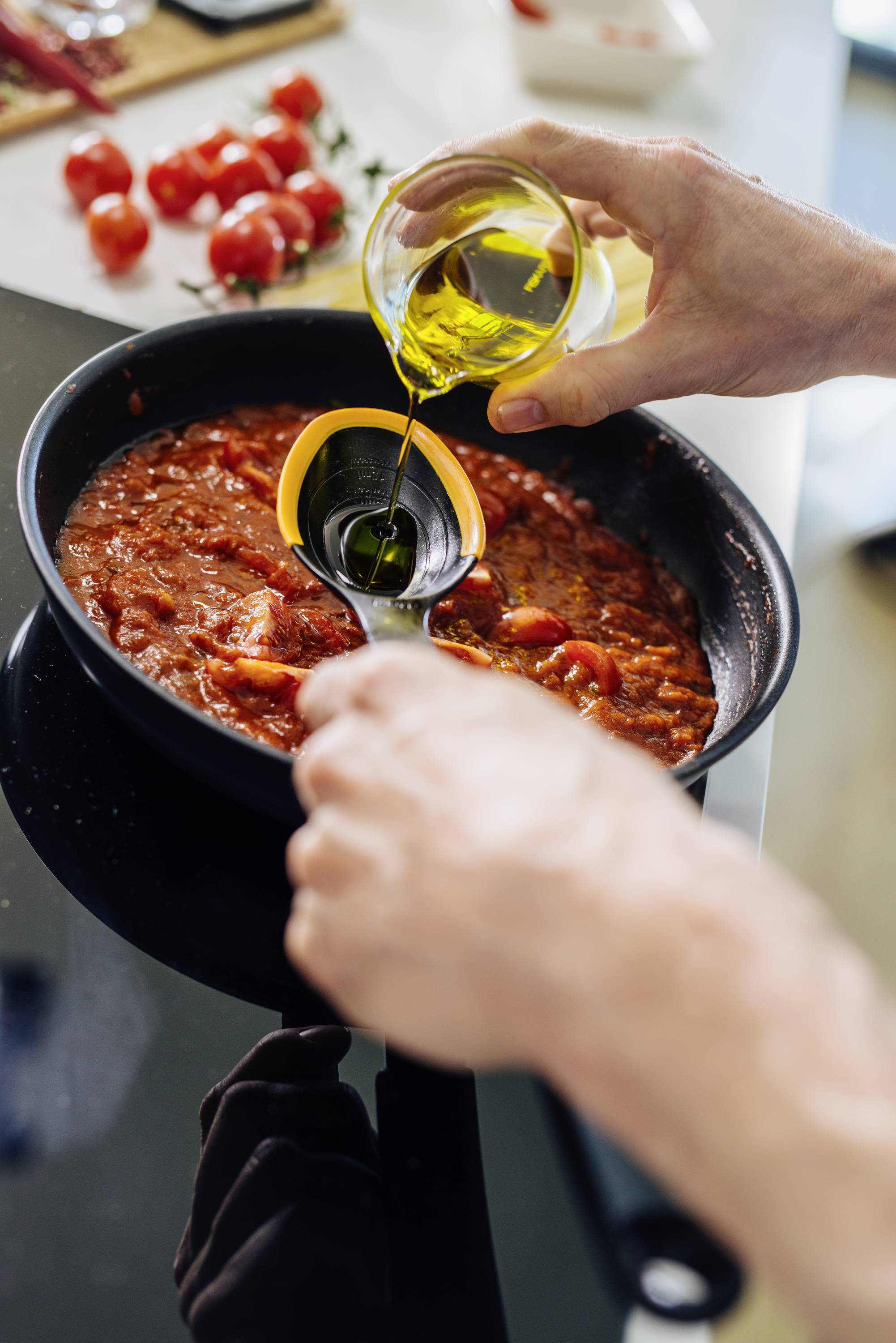 Кухонна ложка Fiskars 1027299 функціональної форми