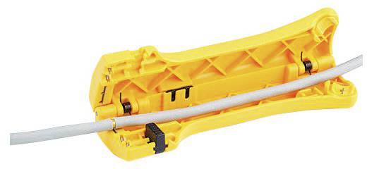 Żółte narzędzie trzymające szary przewód, prawdopodobnie ściągacz izolacji służący do usuwania osłony z kabli.