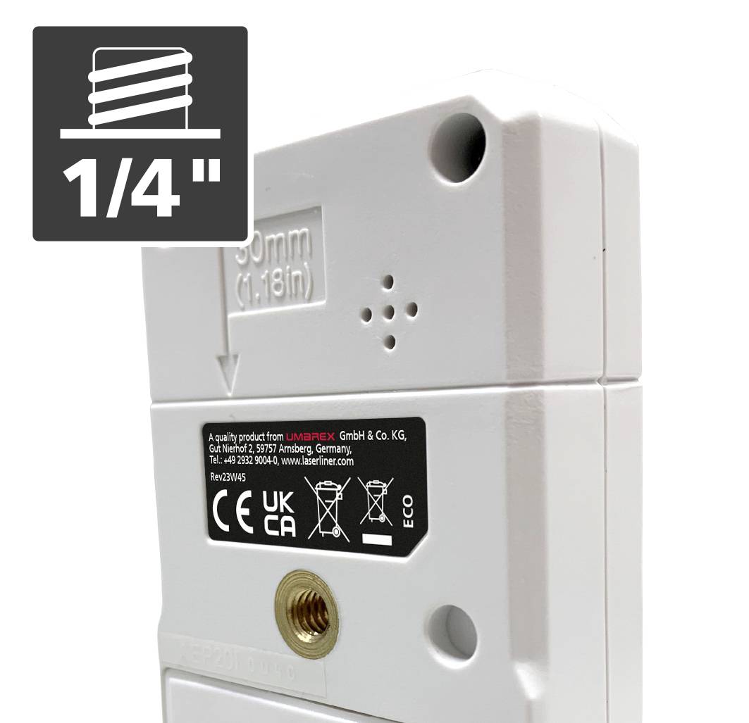 Zbliżenie białego urządzenia z wieloma logo certyfikacyjnymi (CE, UKCA, ECO). Na górze widoczne jest złącze 1/4 cala.