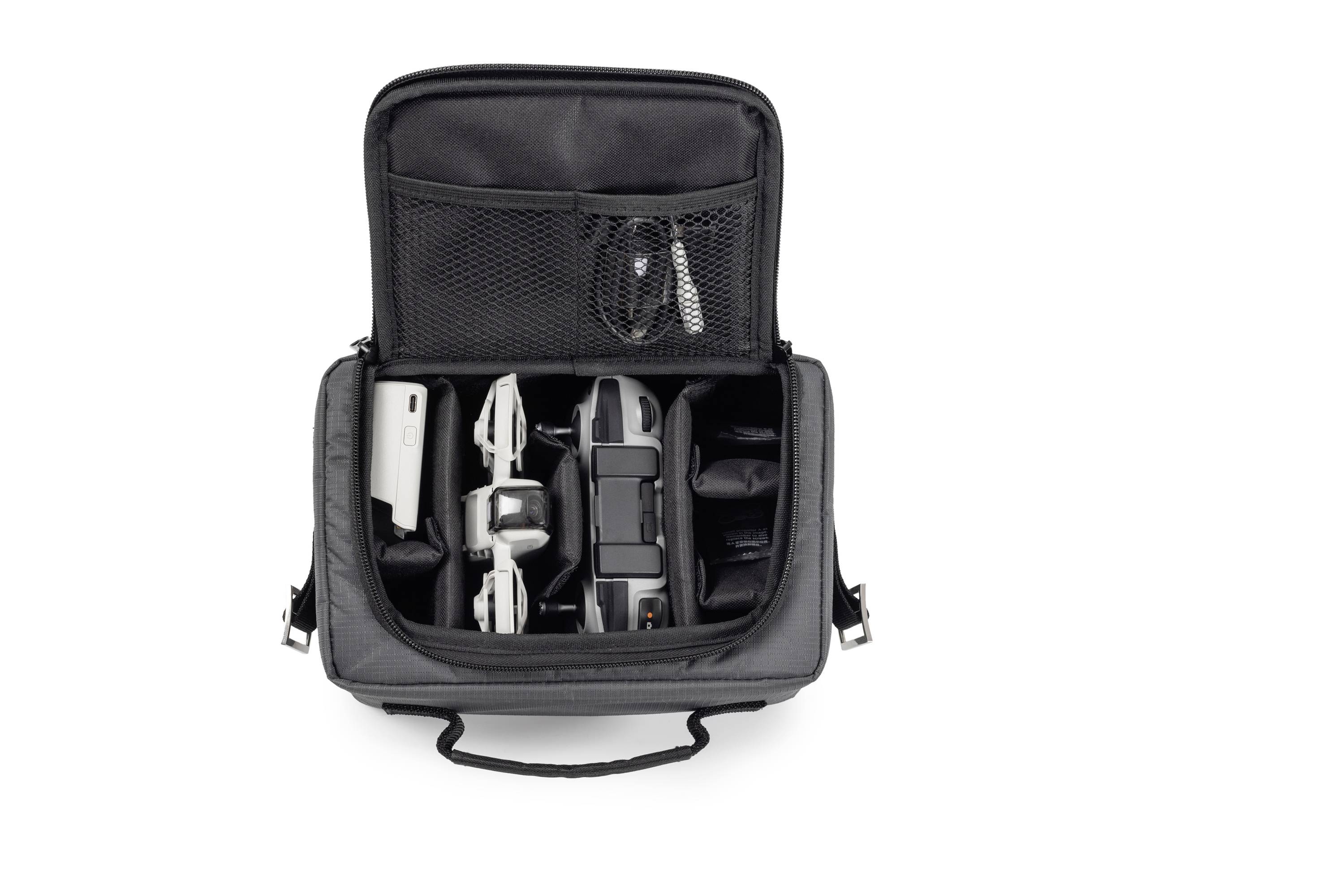 Otwarta czarna torba z przegrodami, która organizuje i przechowuje drona, pilota oraz akcesoria.