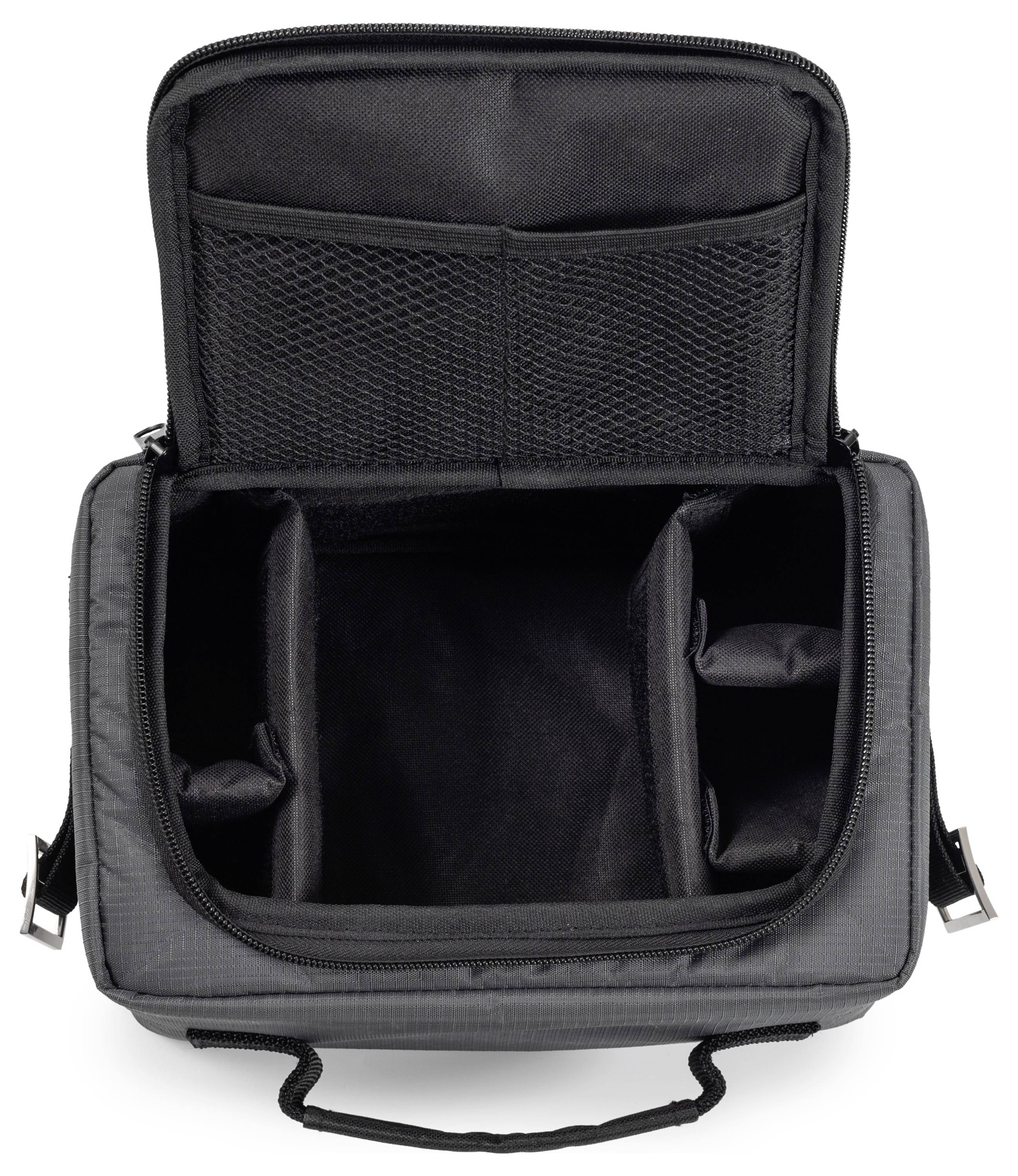 Czarna, otwarta torba na aparat fotograficzny z regulowanymi przegródkami wewnętrznymi oraz siateczkową kieszenią w pokrywie.