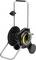 Mobilny wózek na wąż z dużą szpulą i uchwytem. Posiada koła dla łatwego transportu i jest czarny z żółtymi akcentami.