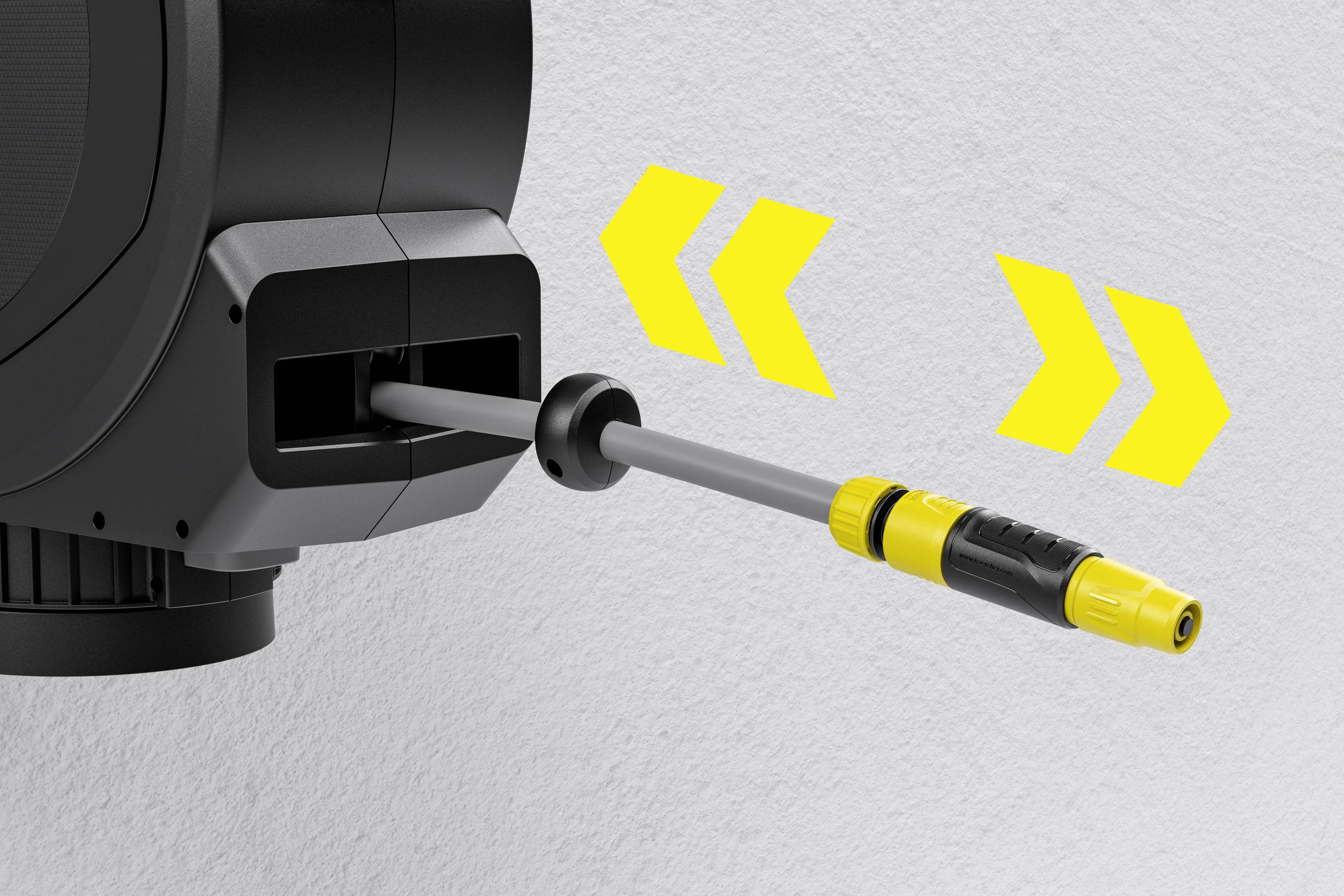 Szara i żółta rolka kabla jest podłączona do skrzynki ściennej. Żółte strzałki wskazują kierunek rozwijania kabla.