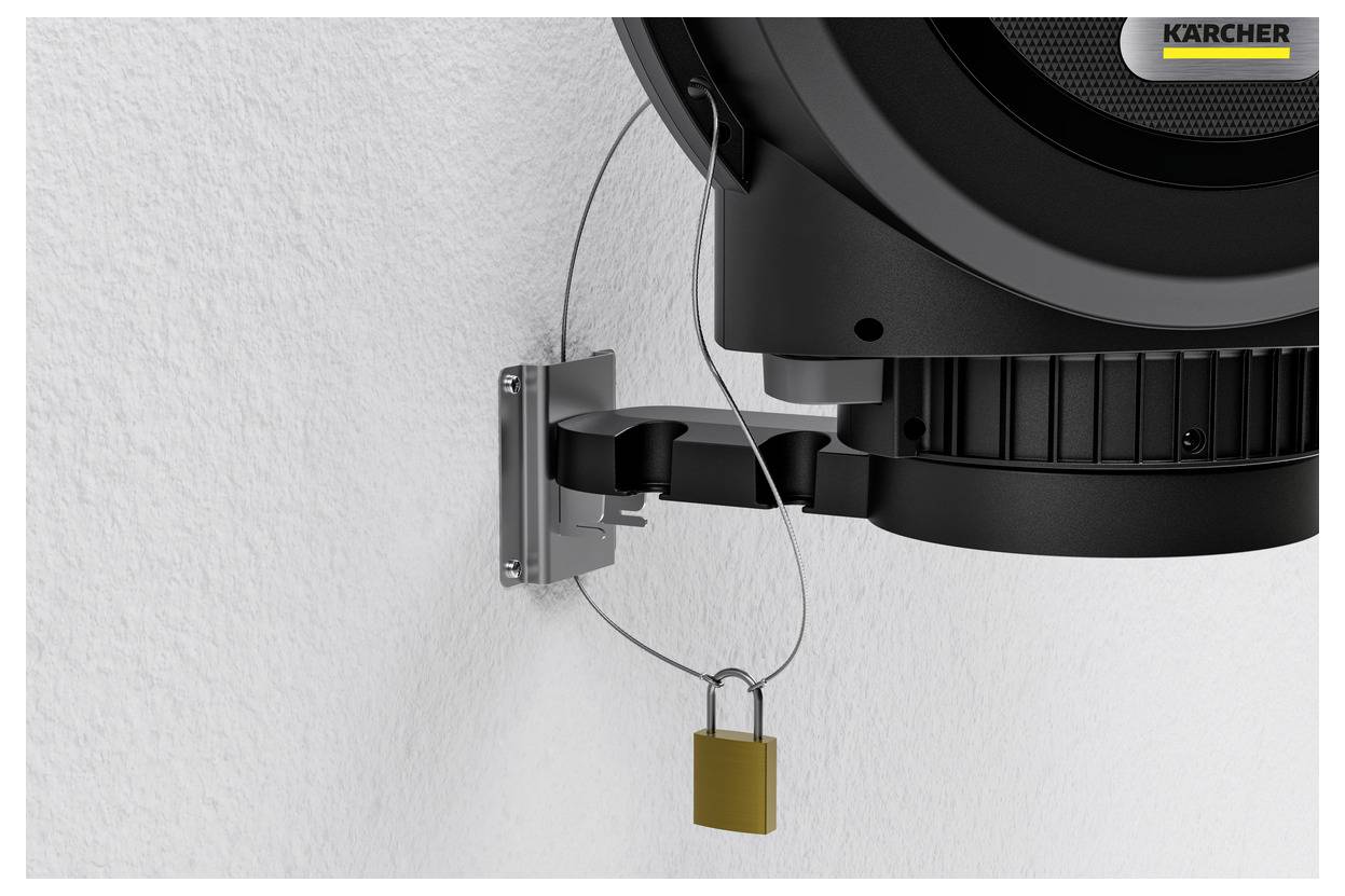 Zbliżenie zamontowanej czarnej kamery bezpieczeństwa z metalowym wspornikiem i kłódką zabezpieczającą kamerę na białej, teksturowanej ścianie.