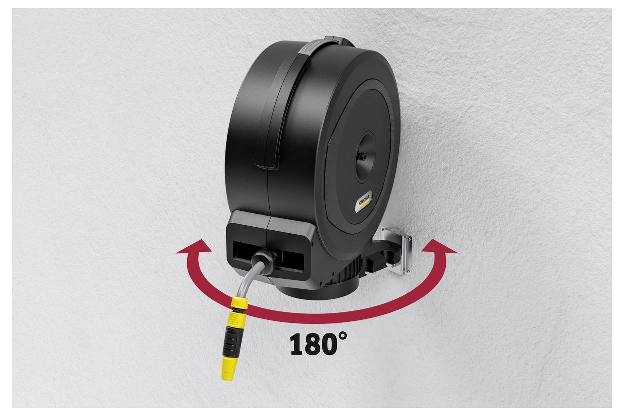 Czarna szpula na wąż jest zamontowana na szarej ścianie, z żółto-czarnym wężem rozciągniętym od niej. Szpula może obracać się o 180 stopni, co wskazuje czerwona strzałka.